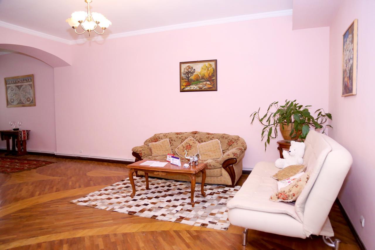 Apartment On 11 Amiryan Street Yerevan Bagian luar foto
