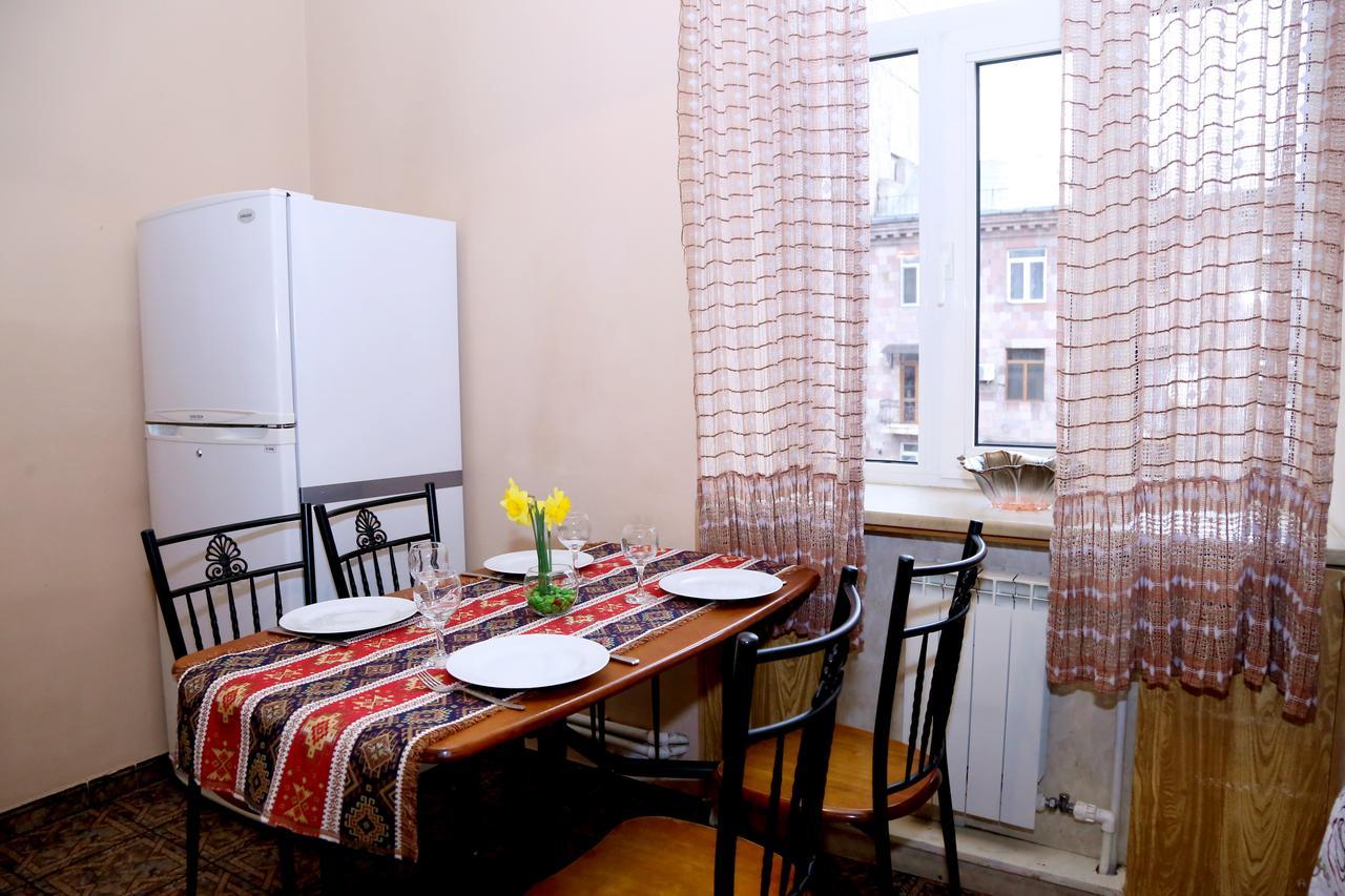 Apartment On 11 Amiryan Street Yerevan Bagian luar foto
